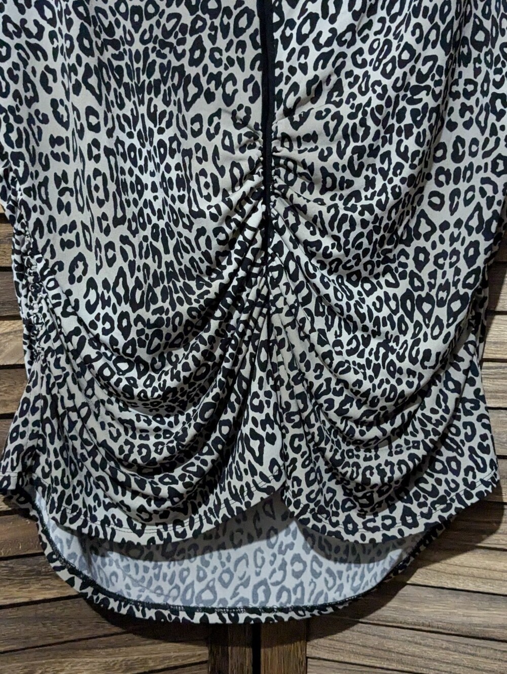 ✨ Leopard Print Sleeveless Ruched Top - Size L/XL (Stretchy!) - Picture 2 of 4
